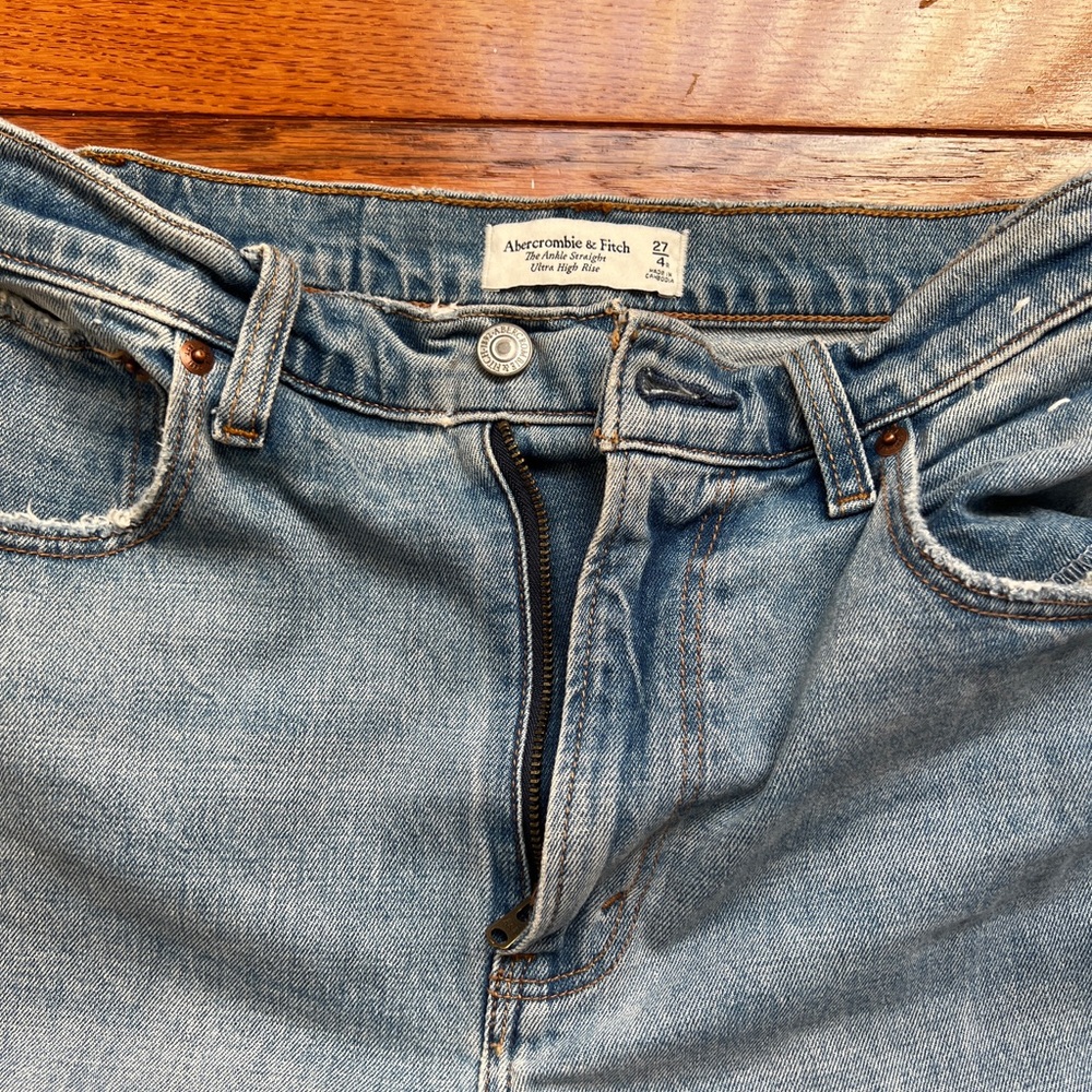 Abercrombie & Fitch Ultra High Rise Ankle Straight Jean – Size 27 / 4